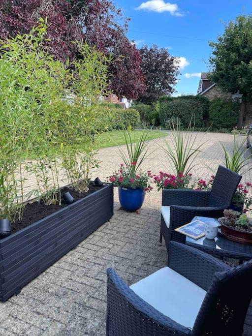 Stylish Studio-walk To Windsor/eton/thames With Car Park