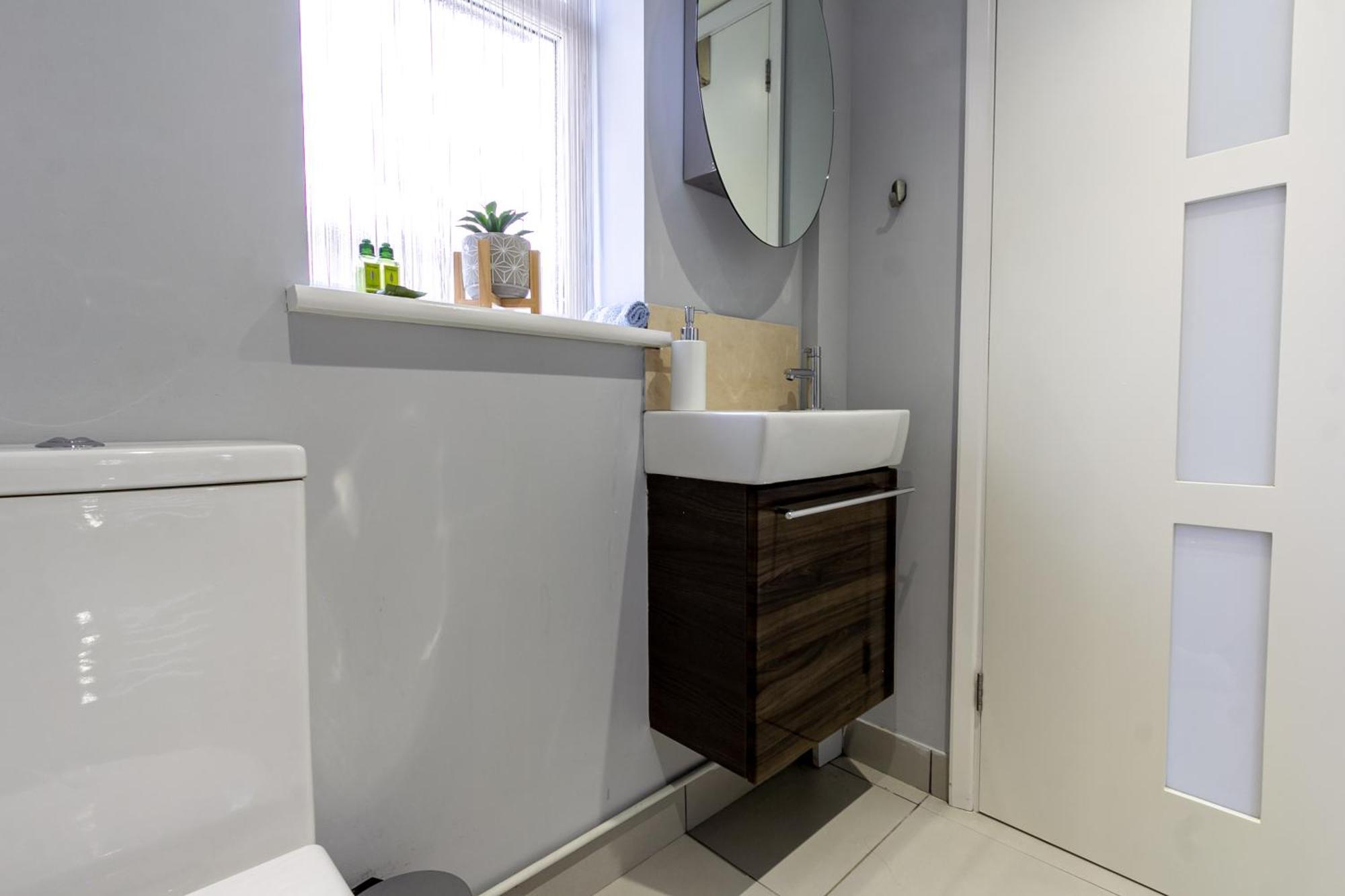 Stylish Studio-walk To Windsor/eton/thames With Car Park