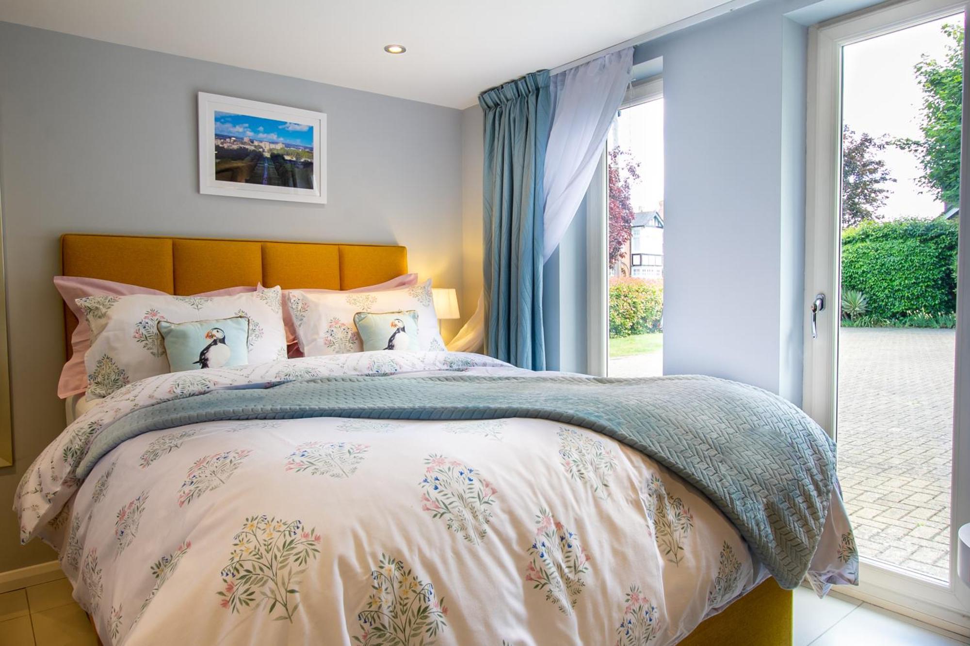 Stylish Studio-walk To Windsor/eton/thames With Car Park Apartment Datchet