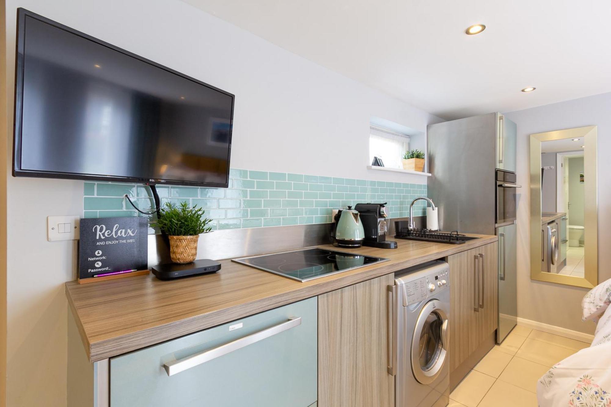 Stylish Studio-walk To Windsor/eton/thames With Car Park Datchet