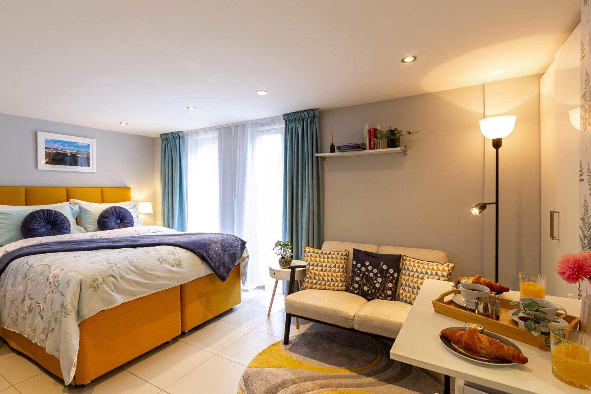 Stylish Studio-walk To Windsor/eton/thames With Car Park Datchet